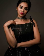 indhuja ravichandran beauty in black photoshoot pictures 01