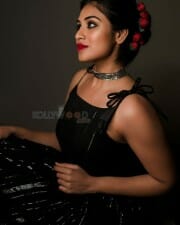 indhuja ravichandran beauty in black photoshoot pictures 05