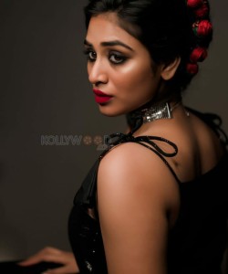 indhuja ravichandran beauty in black photoshoot pictures 09