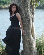 Abhiyum Annuvum Tamil Movie Heroine Pia Bajpai Photos 13
