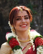 Abhiyum Annuvum Tamil Movie Heroine Pia Bajpai Photos 15