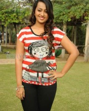 Actress Ester Noronha Photos 08