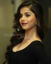 Aparna Bajpai Sexy Cleavage Photoshoot Stills 16