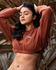 Nenjamellam Kadhal Movie Heroine Avantika Mishra Sexy Navel Photo 01