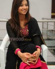 Telugu Beauty Isha Chawla Pictures 01