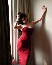 Aasai Heroine Divyabharathi in a Figure Hugging Red Strapless Dress Photos 01