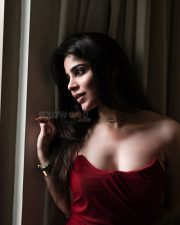 Aasai Heroine Divyabharathi in a Figure Hugging Red Strapless Dress Photos 02