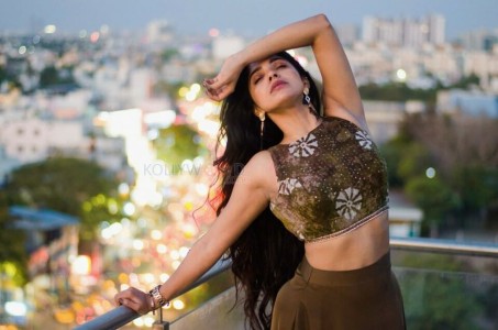 Bachelor Movie Heroine Divyabharathi Sexy Photoshoot Pictures 04