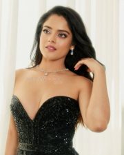 Kadhipatta Actress Riddhi Kumar in a Black Strapless Evening Gown with a Plunging Cleavage Photos 05