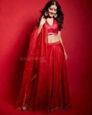Lady in Red Raashi Khanna Picture 01