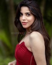 Madhil Mel Kaadhal Actress Divya Bharathi in a Strapless Red Bodycon Dress Photos 05