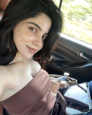 Madhil Mel Kaadhal Actress Divyabharathi Car Selfie Photos 01 Madhil Mel Kaadhal Actress Divyabharathi Car Selfie Photos 01