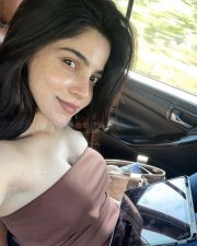 Madhil Mel Kaadhal Actress Divyabharathi Car Selfie Photos 01