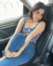 Madhil Mel Kaadhal Actress Divyabharathi Car Selfie Photos 02