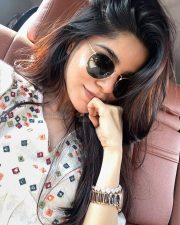 Madhil Mel Kaadhal Actress Divyabharathi Car Selfie Photos 03