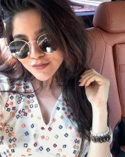 Madhil Mel Kaadhal Actress Divyabharathi Car Selfie Photos 04