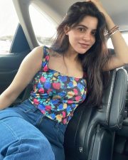 Madhil Mel Kaadhal Actress Divyabharathi Car Selfie Photos 05