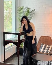 Madhil Mel Kaadhal Actress Divyabharathi in a Black Long Skirt with a Front Knotted Sleeveless Blouse Photos 01