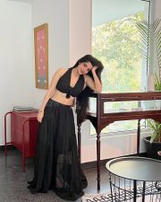 Madhil Mel Kaadhal Actress Divyabharathi in a Black Long Skirt with a Front Knotted Sleeveless Blouse Photos 02