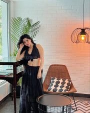 Madhil Mel Kaadhal Actress Divyabharathi in a Black Long Skirt with a Front Knotted Sleeveless Blouse Photos 03