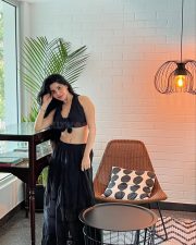 Madhil Mel Kaadhal Actress Divyabharathi in a Black Long Skirt with a Front Knotted Sleeveless Blouse Photos 03