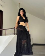 Madhil Mel Kaadhal Actress Divyabharathi in a Black Long Skirt with a Front Knotted Sleeveless Blouse Photos 04