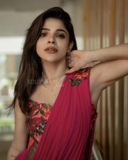 Madhil Mel Kaadhal Actress Divyabharathi in a Red Outfit Pictures 01