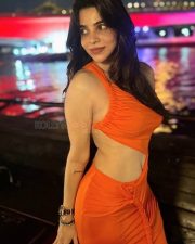 Madhil Mel Kaadhal Heroine Divyabharathi in a Glamorous Orange Cutout Bodycon Dress Pictures 01