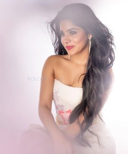 Madhil Mel Kaadhal Movie Actress Divya Bharathi Sexy Photos 03