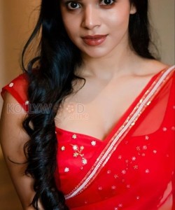Madhil Mel Kaadhal Movie Actress Divya Bharathi Sexy Photos 06