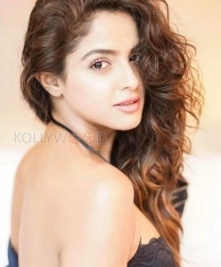 Sexy Indian Model And Actress Asmita Sood Photos 04