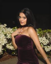 Sexy Riddhi Kumar in a Burgundy Velvet Strapless Bodycon Evening Dress Pictures 04