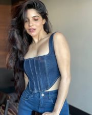 Super Sexy DivyaBharathi Cleavage in a Blue Denim Corset Sleeveless Top and Jeans Photos 04