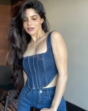 Super Sexy DivyaBharathi Cleavage in a Blue Denim Corset Sleeveless Top and Jeans Photos 04