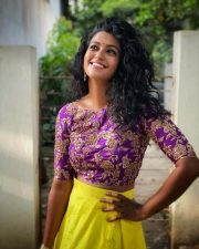 Tamil TV Actress and Model Roshni Haripriyan Photos 01