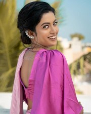 Tamil TV Actress and Model Roshni Haripriyan Photos 07
