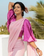 Tamil TV Actress and Model Roshni Haripriyan Photos 08