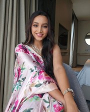 Enchanting Srinidhi Shetty in a Pink and White Floral Saree Pictures 01