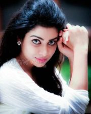 Thittam Poattu Thirudura Kootam Heroine Satna Titus Pictures 01