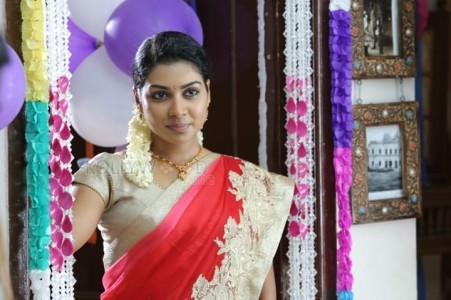 Yeidhavan Movie Heroine Satna Titus Stills 01
