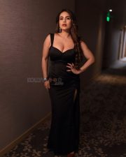 Alluring Neha Malik Cleavage in a Black Sweetheart Slit Gown Photos 03