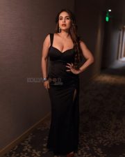 Alluring Neha Malik Cleavage in a Black Sweetheart Slit Gown Photos 03