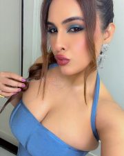Alluring Neha Malik Cleavage in a blue strapless dress Photos 12