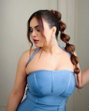 Alluring Neha Malik Cleavage in a blue strapless dress Photos 14