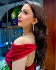 Dazzling Actress Eshanya Maheshwari in a Hot Pink Coat Photos 04