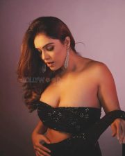 Exquisite Neha Malik in a Sparkling Black Saree Photos 04