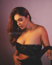 Exquisite Neha Malik in a Sparkling Black Saree Photos 04