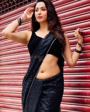 Saree Beauty Eshanya Maheshwari Navel in a Low Waist Black Saree Pictures 01