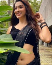 Saree Beauty Eshanya Maheshwari Navel in a Low Waist Black Saree Pictures 04
