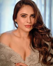 Seductive Neha Malik Cleavage in a Grey Faux Fur Coat Photos 02